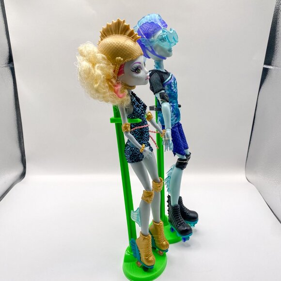 Monster High Wheel Love 2-Pack – Lagoona Blue & Gill Webber – Complete w/ Stands - Picture 3 of 6